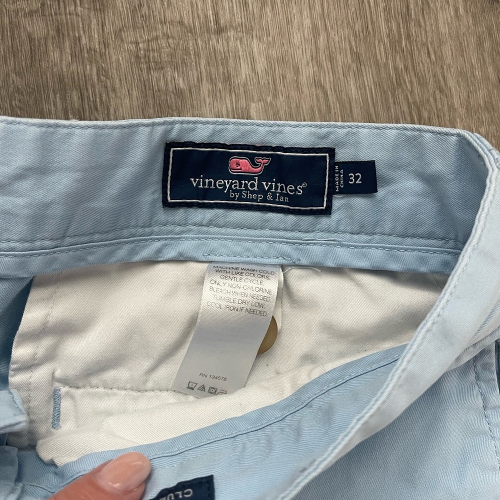 Mens vineyard vines shorts - Picture 2 of 3